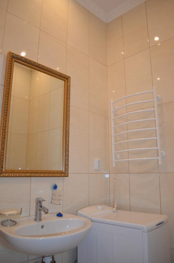 Stepana Bandery Str. 19 Appartamento Leopoli Esterno foto